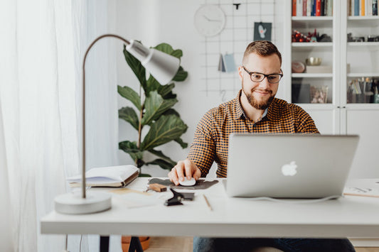 Remote-Arbeit im Affiliate-Marketing: Mann analysiert Inhalte am Laptop im Homeoffice.
